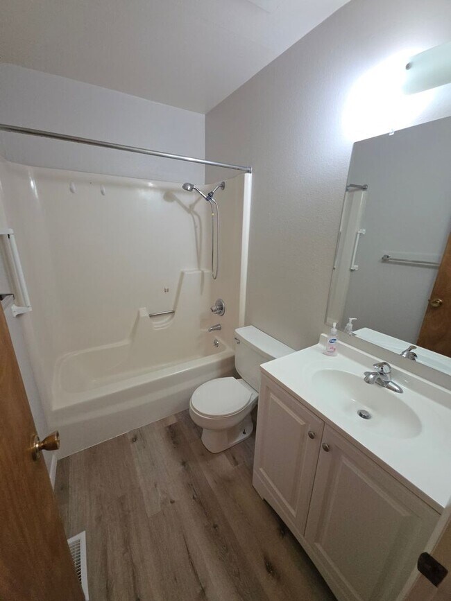 Building Photo - Awesome 3 bed 2 bath home!!!