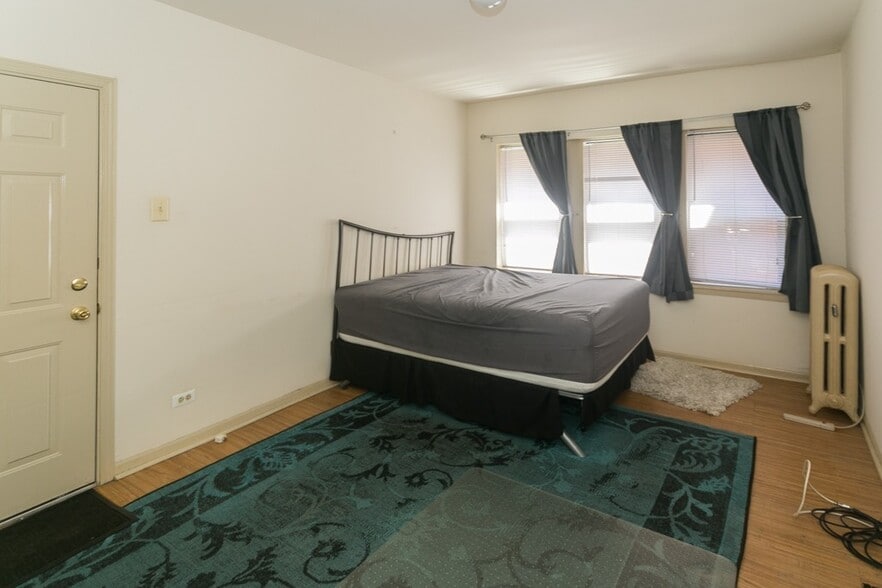 Building Photo - 5744 N Winthrop Ave