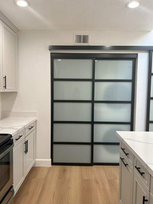 Building Photo - 2 Bedroom/2 bath Condo in the Mission de L...