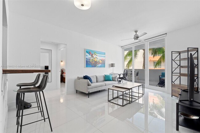 Building Photo - 225 Collins Ave