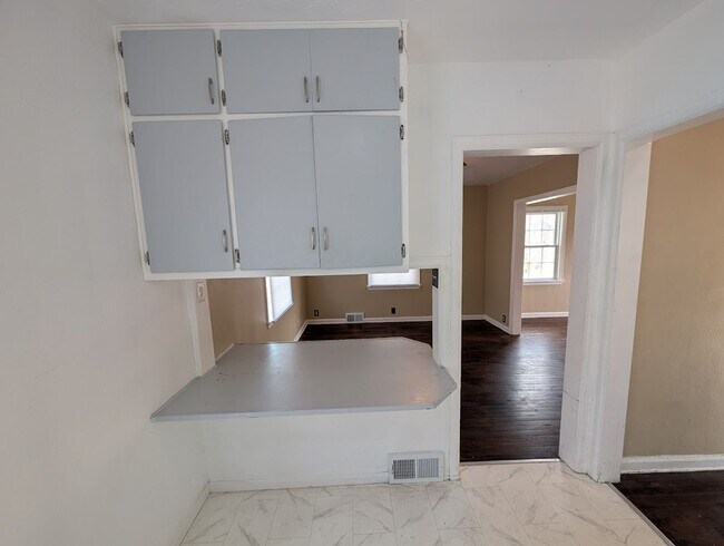 Building Photo - 3-Bedroom, 1-Bathroom Home – $1,250/Month | Accepting Section 8