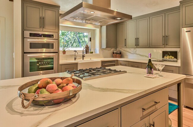 Building Photo - Luxury Living in Corral de Tierra!