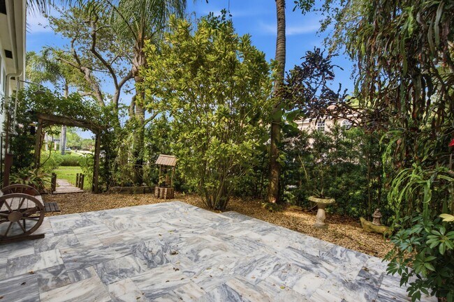 Building Photo - 8552 Vía Giardino