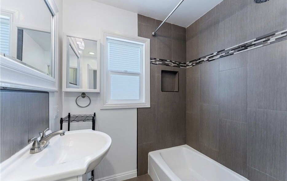 Building Photo - 1218 E Washington Blvd