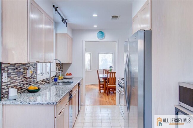 Building Photo - 388 Sayre Dr