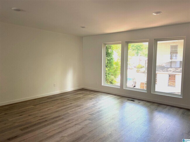 Building Photo - 1719 13th Ct S