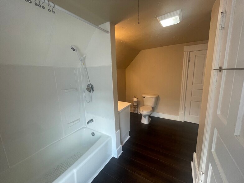 Tub/Shower Combo - 196 E 9th St