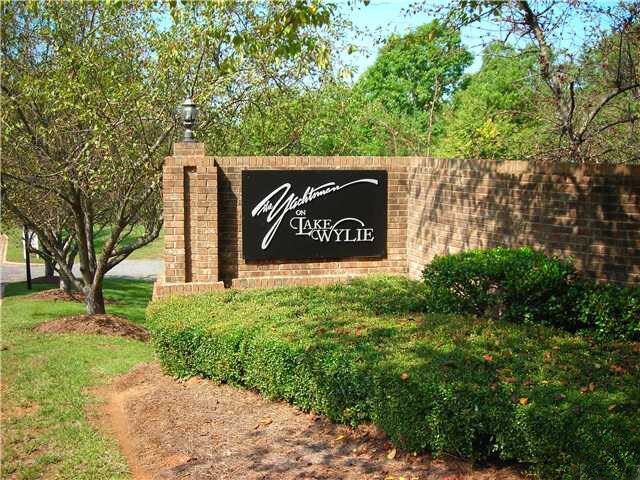 Building Photo - Charming 2 bed 2 bath condo with great water views in gated community in Charlotte on Lake Wylie!