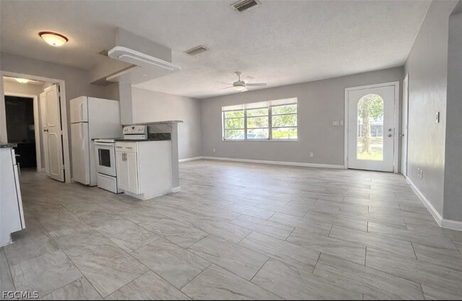 Building Photo - 424 Cactus Cir