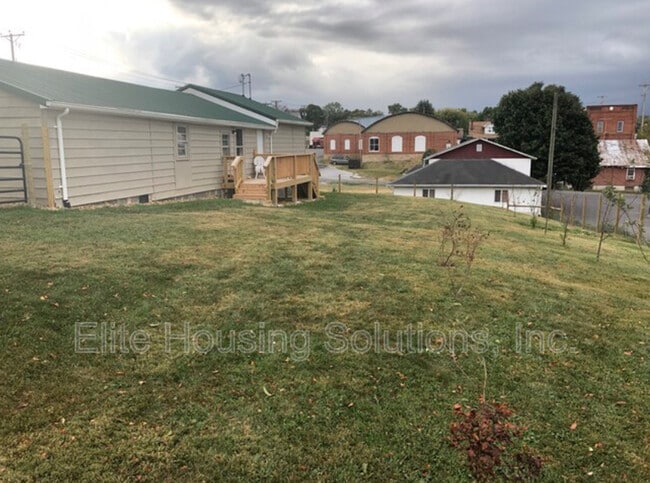 Building Photo - 204 Maple Ave