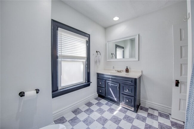 Building Photo - 911 Nevin Ave