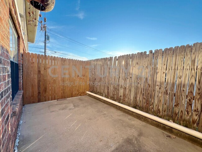Building Photo - LAST 2 MONTHS RENT FREE!!! Great 2-Story 2/2.5 Condo Close to UNT For Rent!