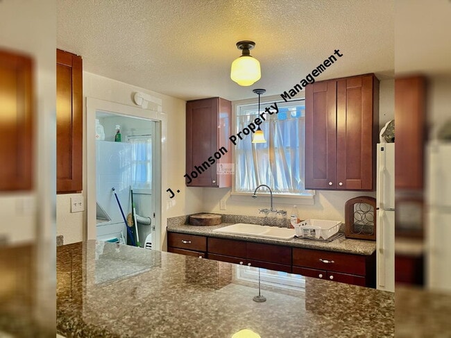 Building Photo - 1 bed 1 bath MOVE IN READY