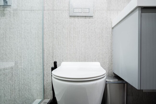 Building Photo - 402 E 11th St