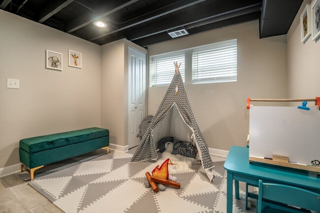 Building Photo - 5539-47 W Archer Ave