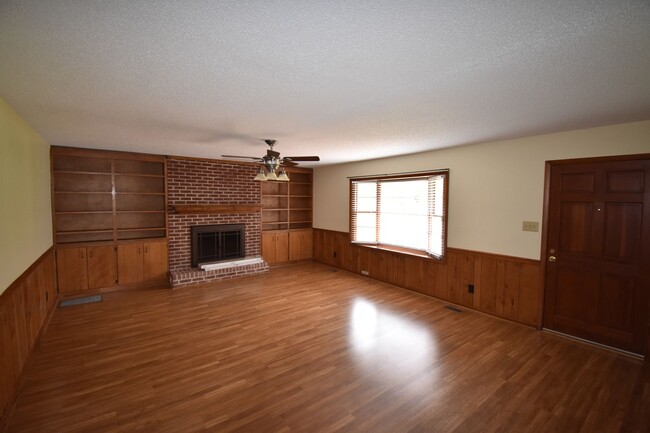 Building Photo - 4 Bedroom and 3 Bath Home- Vander