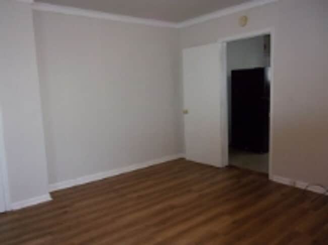 Building Photo - 526 Leslie St