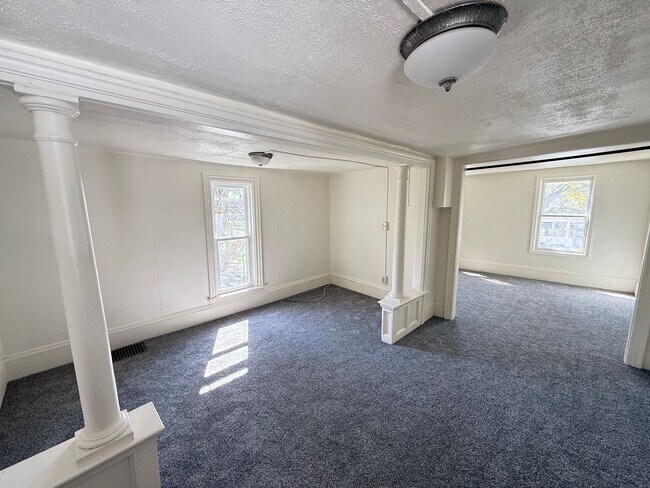 Building Photo - Freshly Renovated 1-Bedroom-Convenient Loc...