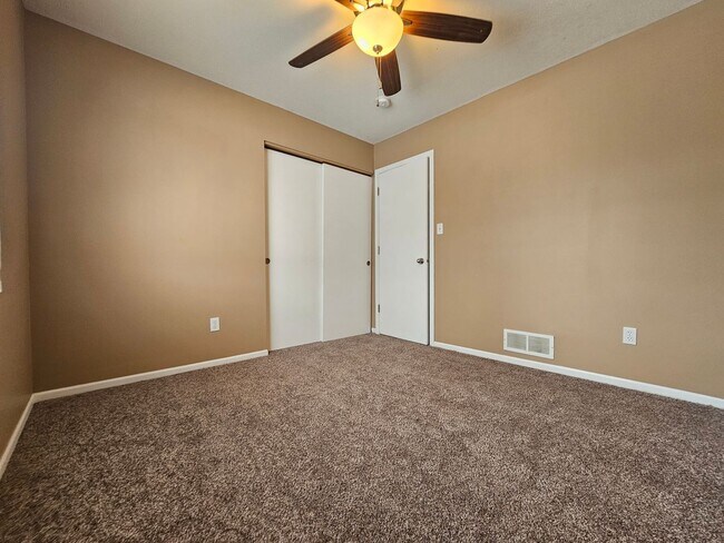 Building Photo - 3 bedroom 2.5 bath with an additional family room, Linn Mar School Area