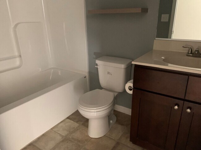 Building Photo - 4 Bedroom House in Madison Heights
