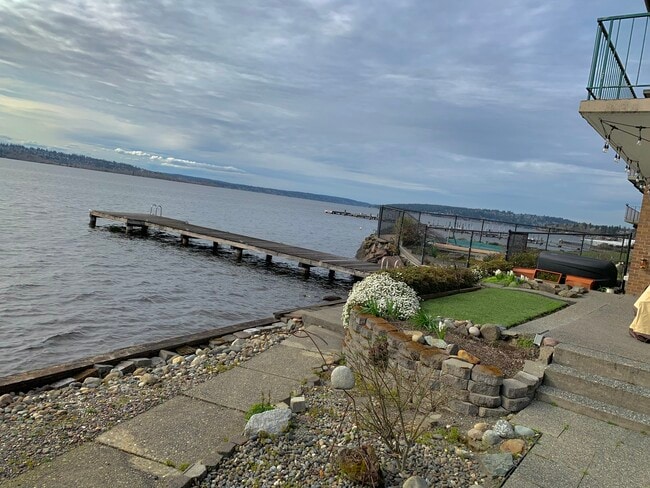 Day Dock - 6225 Lake Washington Blvd NE
