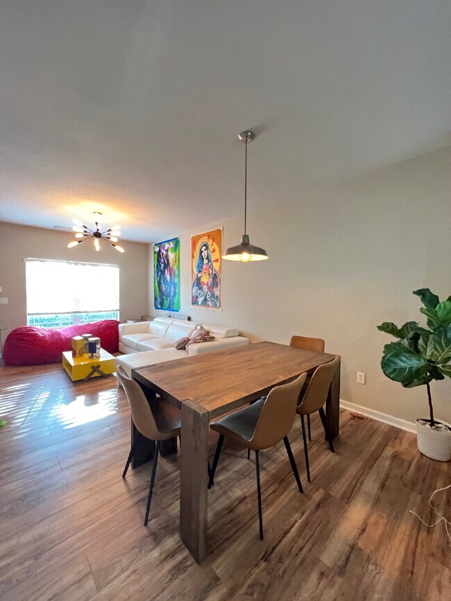 Building Photo - AVAILABLE MAY 10TH 2BD/2.5 BATH TOWNHOME IN THE EXCLUSIVE WYNCHASE COMMUNITY!!