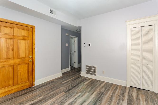 Building Photo - 1427 E 69th Pl
