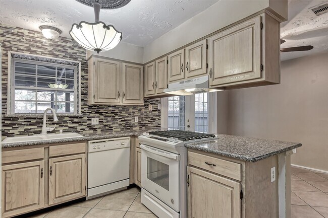 Building Photo - 45 Coralberry Rd