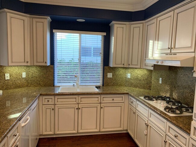 Building Photo - $1,000 Off First month's Rent - Lovely hom...