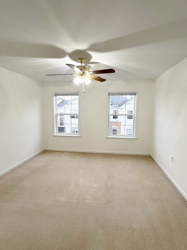 Building Photo - Sizable End Unit Townhome in Wheaton w/ 2 Car Garage!