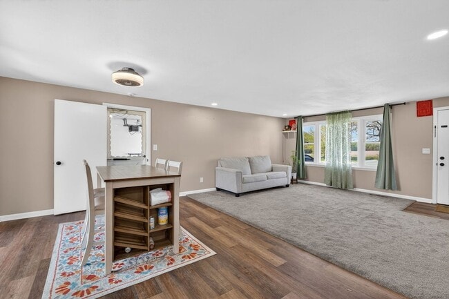 Building Photo - 2091 IL-102