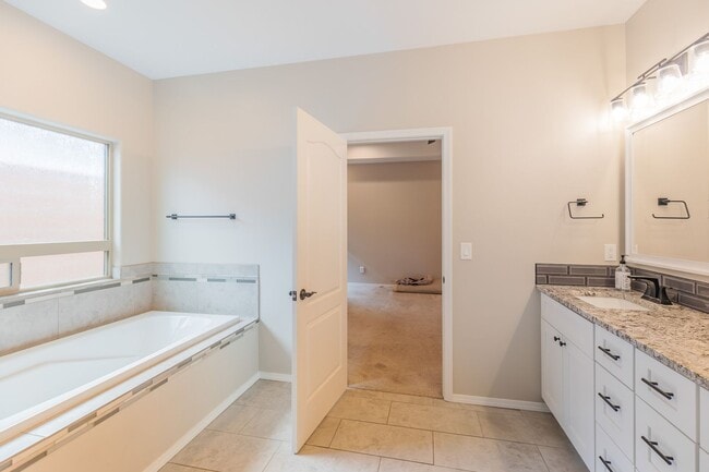 Building Photo - Modern 4 Bed 3 Bath - Pets Allowed!
