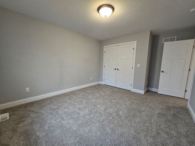 Building Photo - 6 Bedroom Home in Brookridge Estates