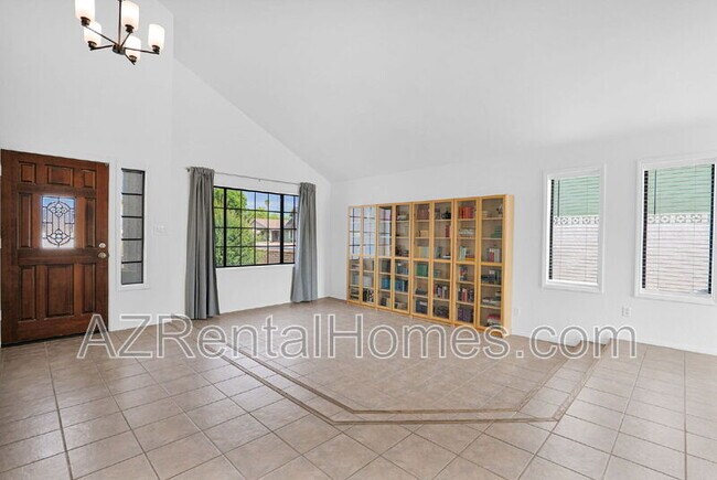 Building Photo - 1657 N Doran