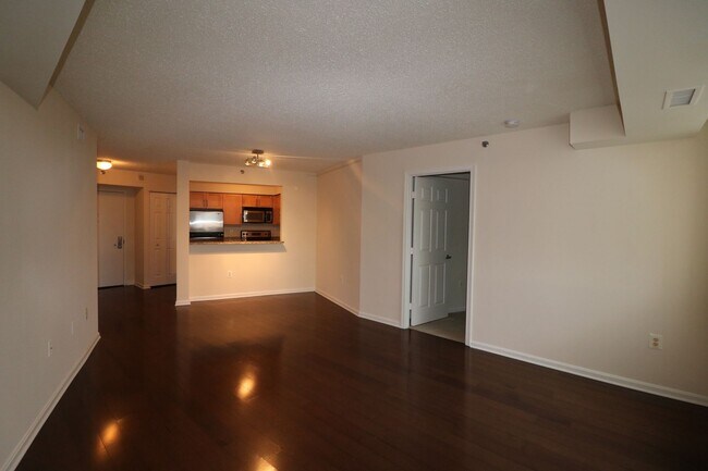 Building Photo - Spacious 2BD/1BA Condo with Glorious Views!
