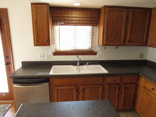 Building Photo - Huntington Ridge condo- one level!