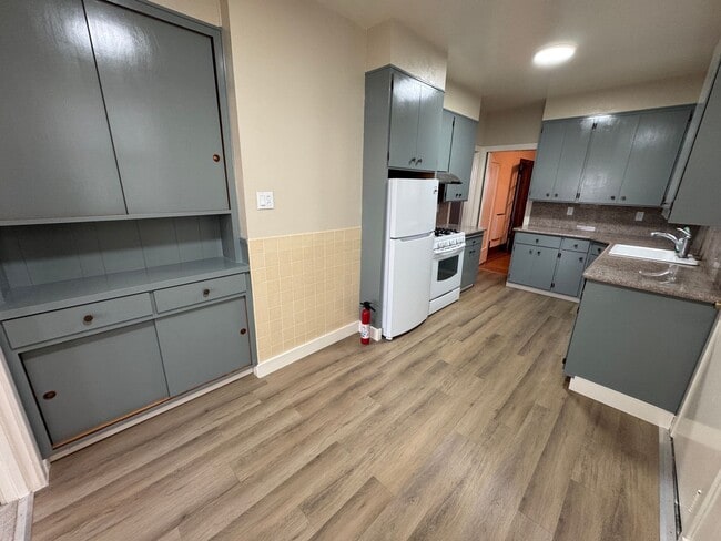 Building Photo - Charming Parkside Upper Flat w/ Garage Parking - $4,250/Mo