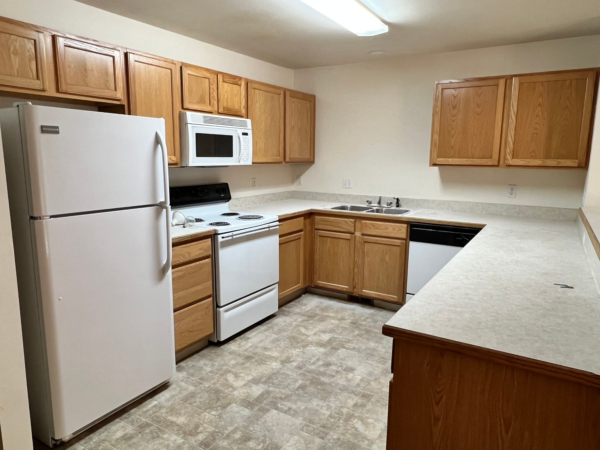 full kitchen - 5557 Glenridge Way