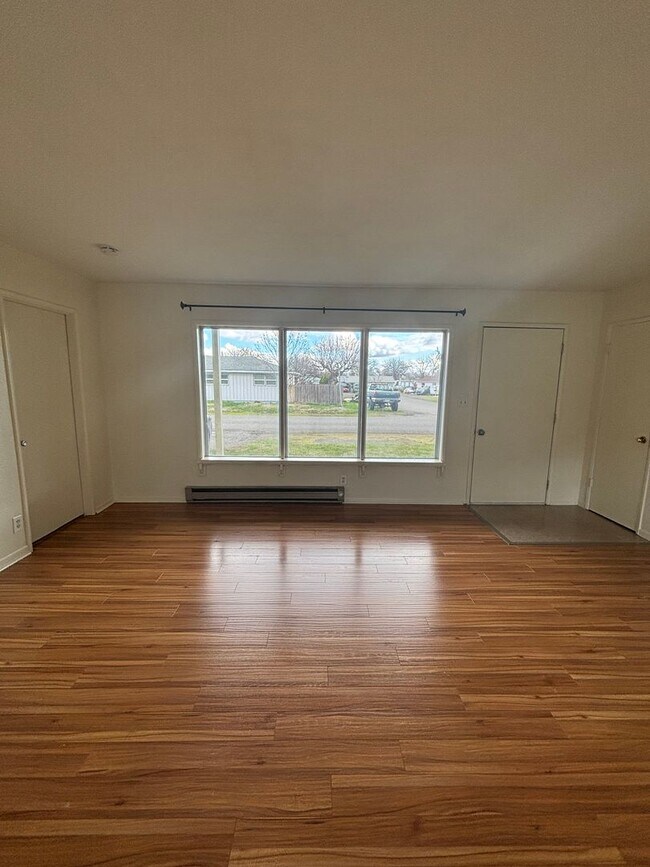 Building Photo - 3BR Home with Large Yard  Steps from Chenowith Elementary