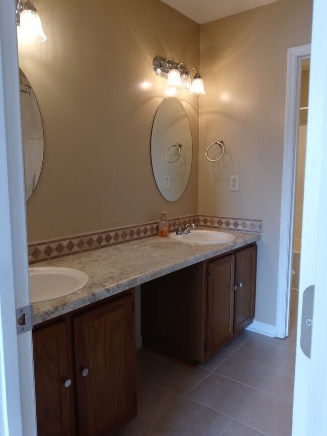 Building Photo - 3 bd/ 2 ba located MINUTES from Fort Bragg! Quiet Neighborhood!