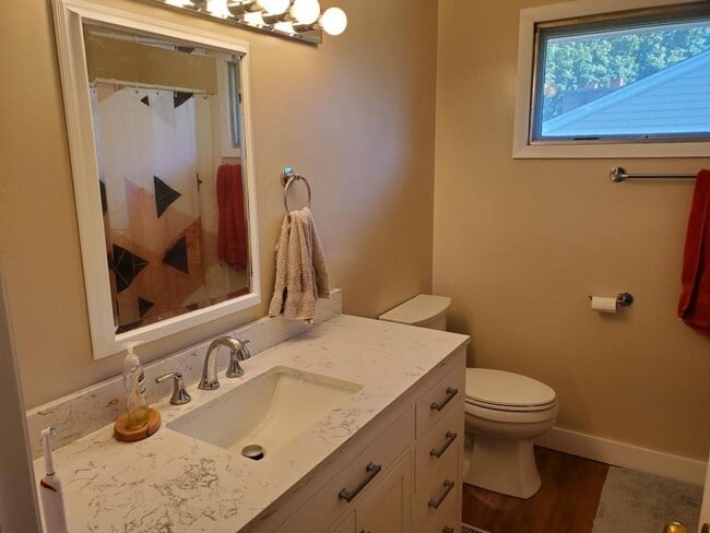 Building Photo - 2 Bedroom Single Family Home, Fall Move In!