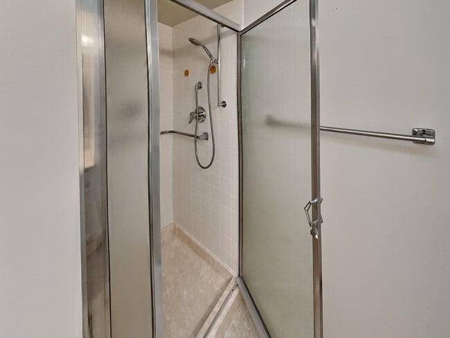 Building Photo - Spacious Rossmoor 2/2 Condo Available Now!