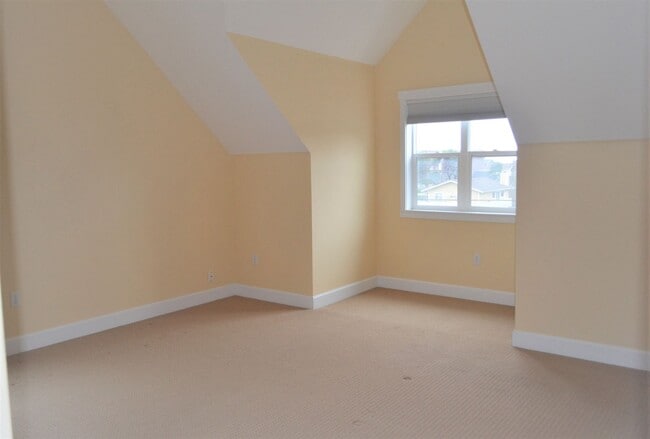 Building Photo - Spacious 3 bedroom Costal Home with Vaulte...