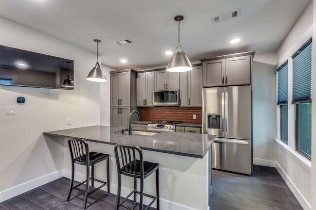 Building Photo - 2823 W Cantey St