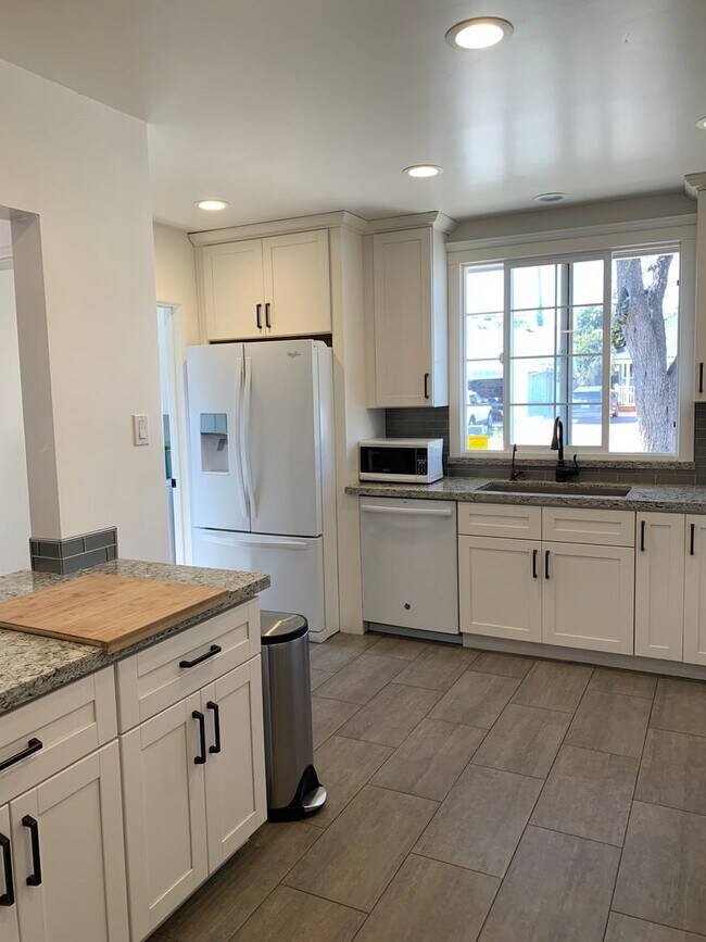 Building Photo - Spacious 3+3 Single Story Home w/ office -...