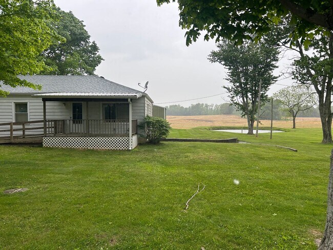 Building Photo - Country Living at Its Finest!