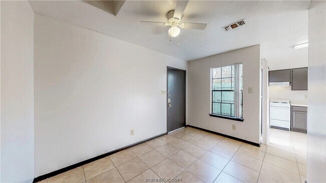 Building Photo - 725 Peppertree Dr