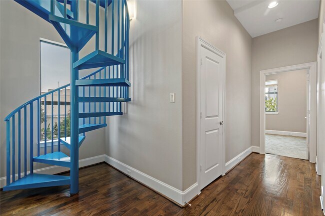 Building Photo - 808 Paige St