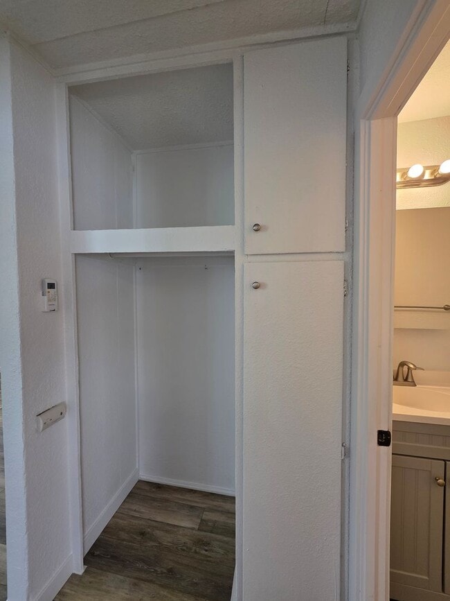 Building Photo - SINGLE LEVEL UPDATED 2 BED 1 BATH HOUSE