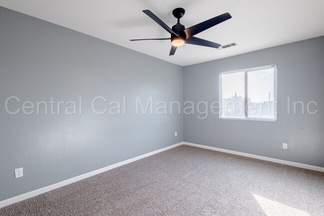 Building Photo - Large 4 Bedroom/2.5 Bath Home with a Large Loft - $2795 Per Month!
